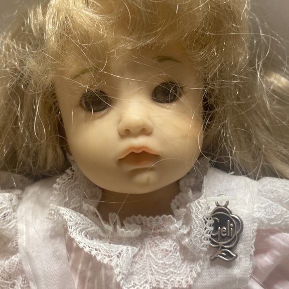 Geli doll with soft body and glass eyes with lashes. - Picture 2 of 10